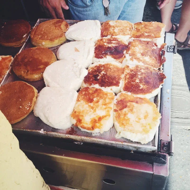 Arepas preparadas en una salida gastronómica de Cartagena Connections