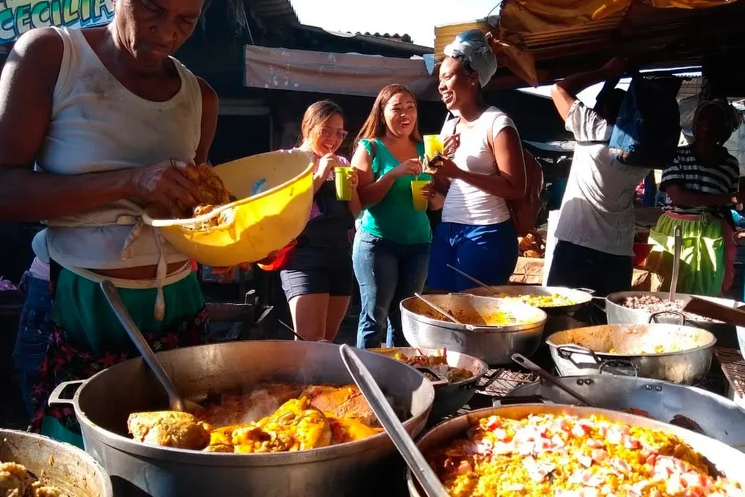 Vendedores y platos locales durante una visita al mercado de Cartagena
