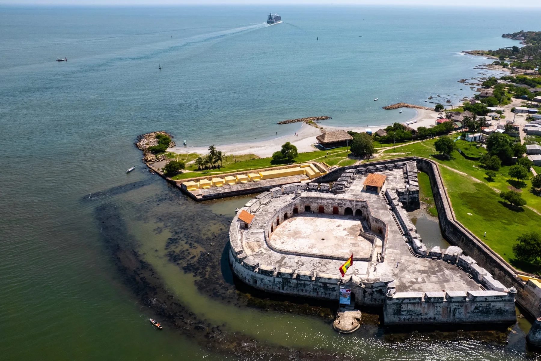 Vista aérea de una fortificación de Cartagena y su litoral
