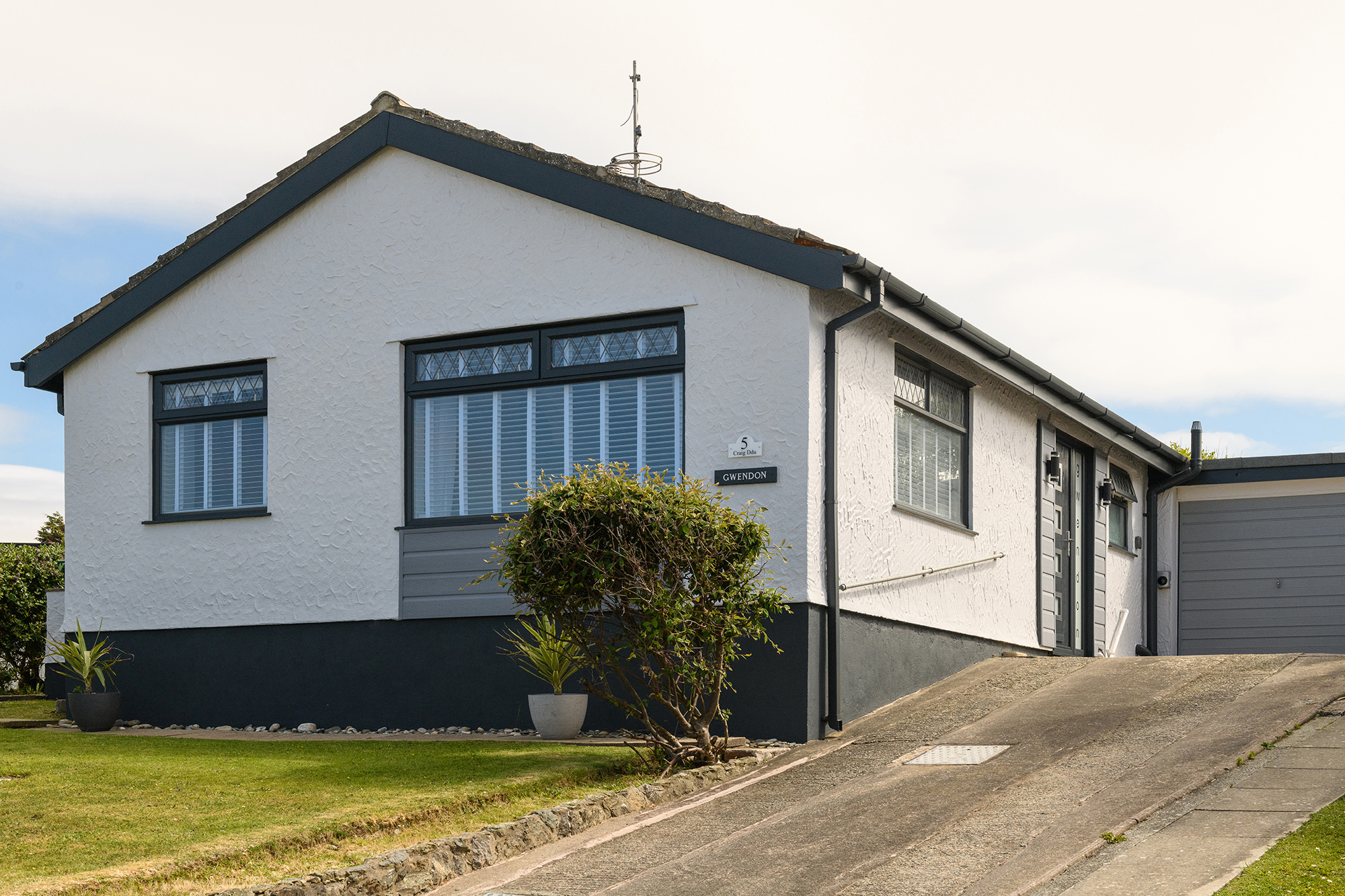 Dog-friendly Anglesey Holiday Cottage with sea views