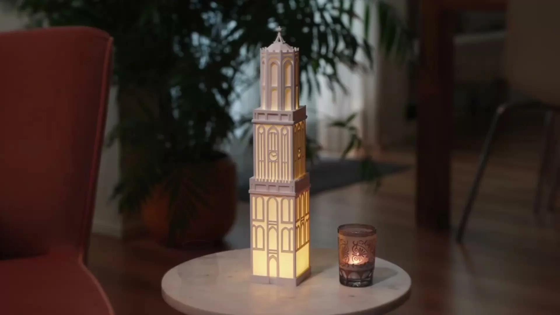 Verlichte Domtorenlamp op een tafel