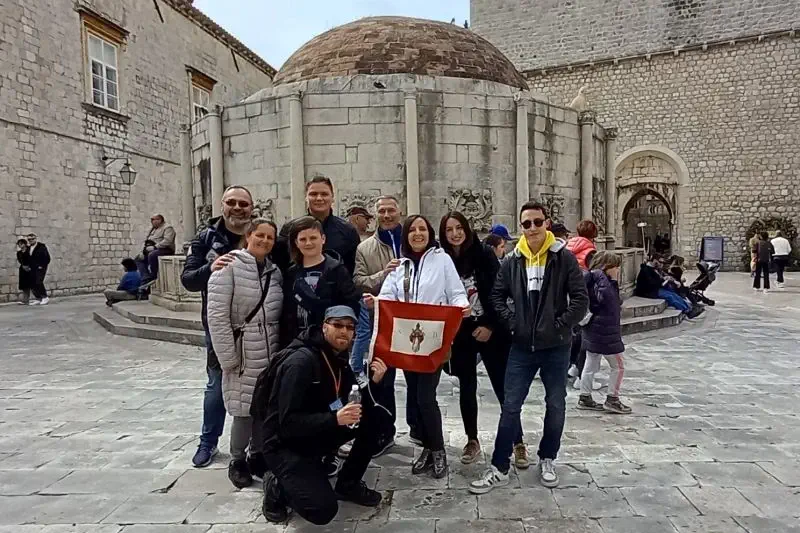 Grupo en un paseo por el casco antiguo