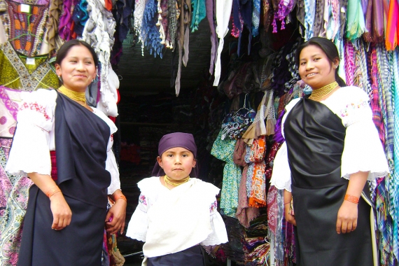 Visitantes en un mercado indígena durante una excursión cultural
