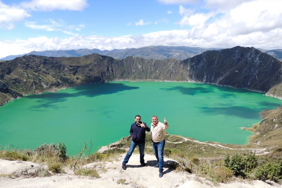 Caminantes junto a la laguna del cráter de Quilotoa