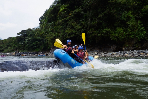 Descenso de rafting por un río de la región de Mindo