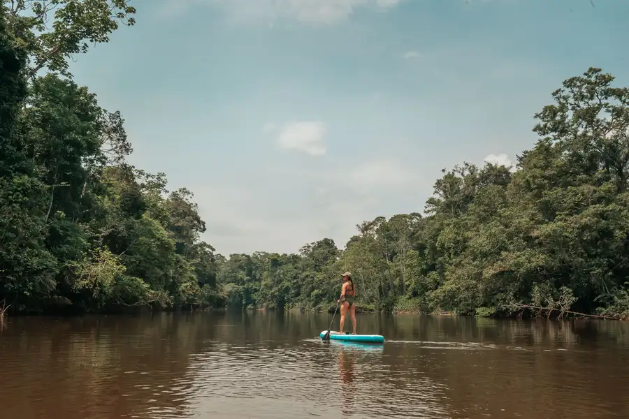 Canoa en un río de la Amazonía ecuatoriana