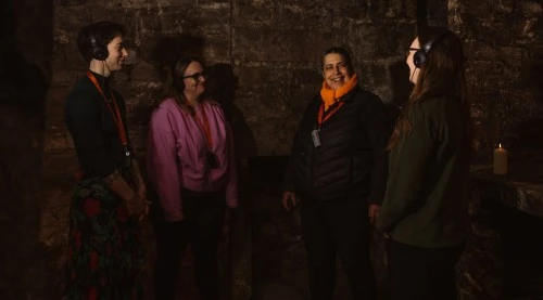 Grupo de visitantes en una bóveda histórica