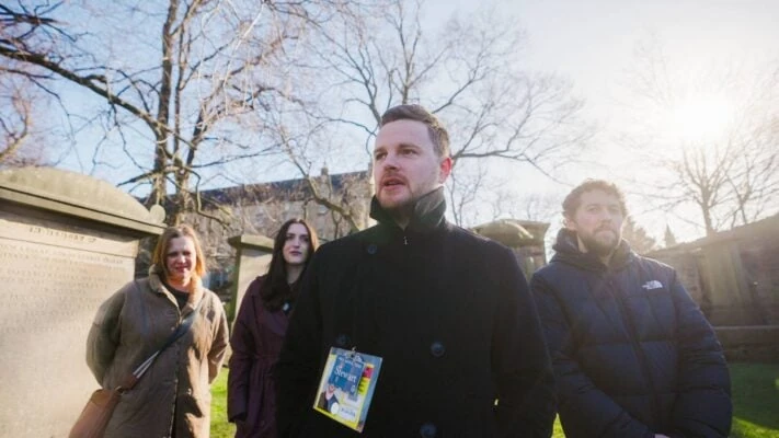 Grupo en la visita de bóvedas y cementerio