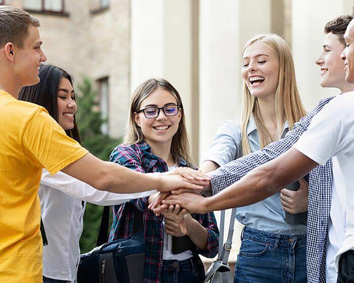 Grupo de estudiantes colaborando en una actividad de aprendizaje de idiomas