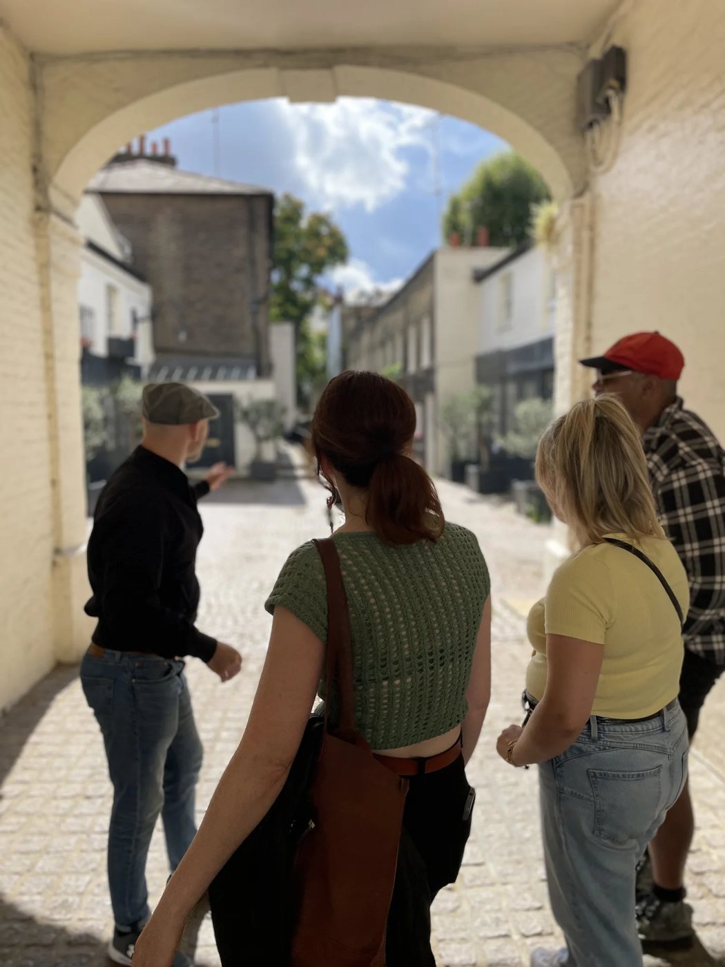 Viajeros en una calle histórica durante una experiencia publicada por Experience Local Tours