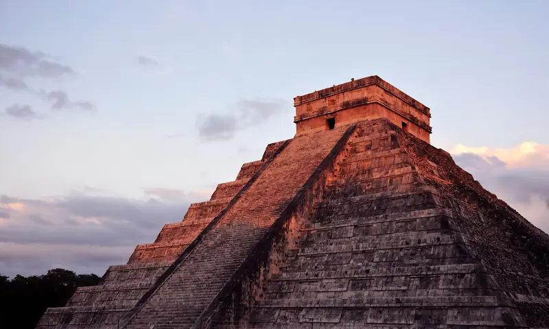 El Castillo de Chichén Itzá, incluido en varios recorridos de Experiencia Maya