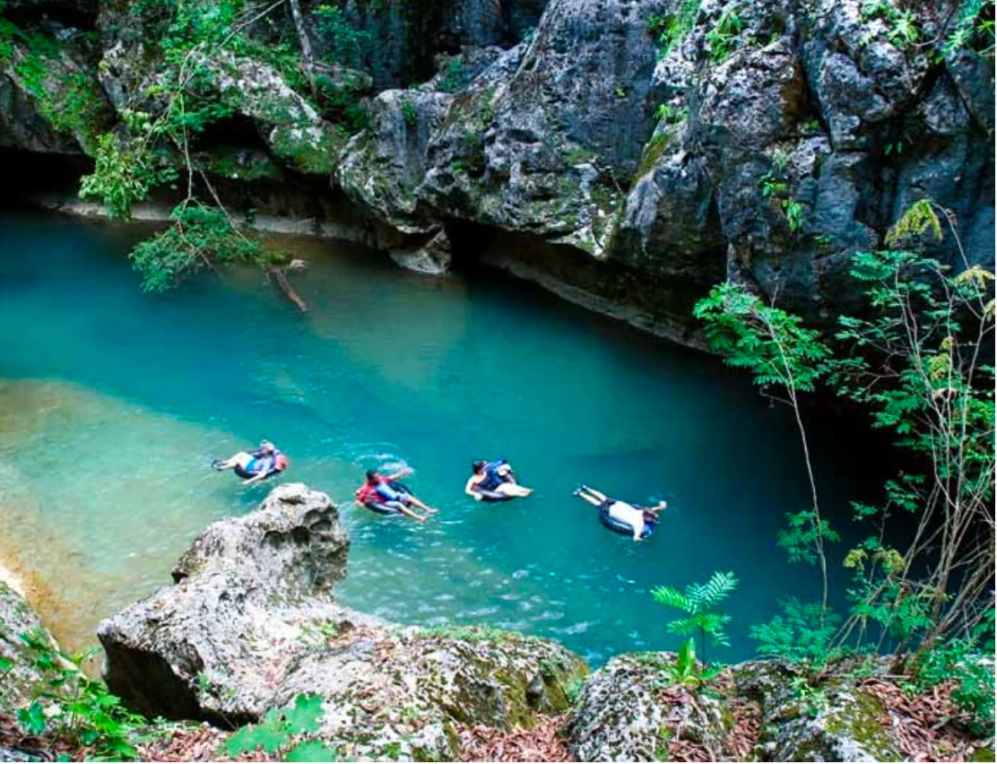 Río selvático de Belice durante un recorrido de cave tubing