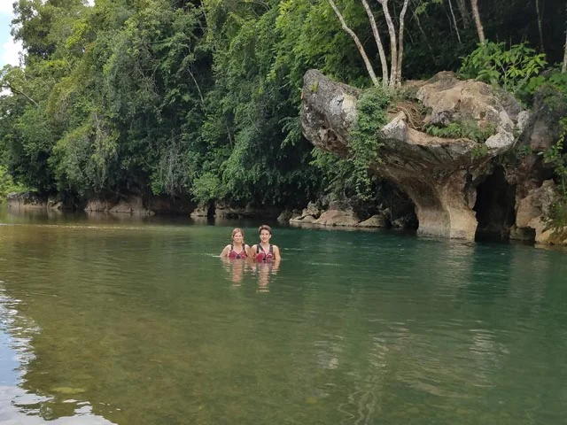 Viajeros realizan una actividad fluvial en Belice