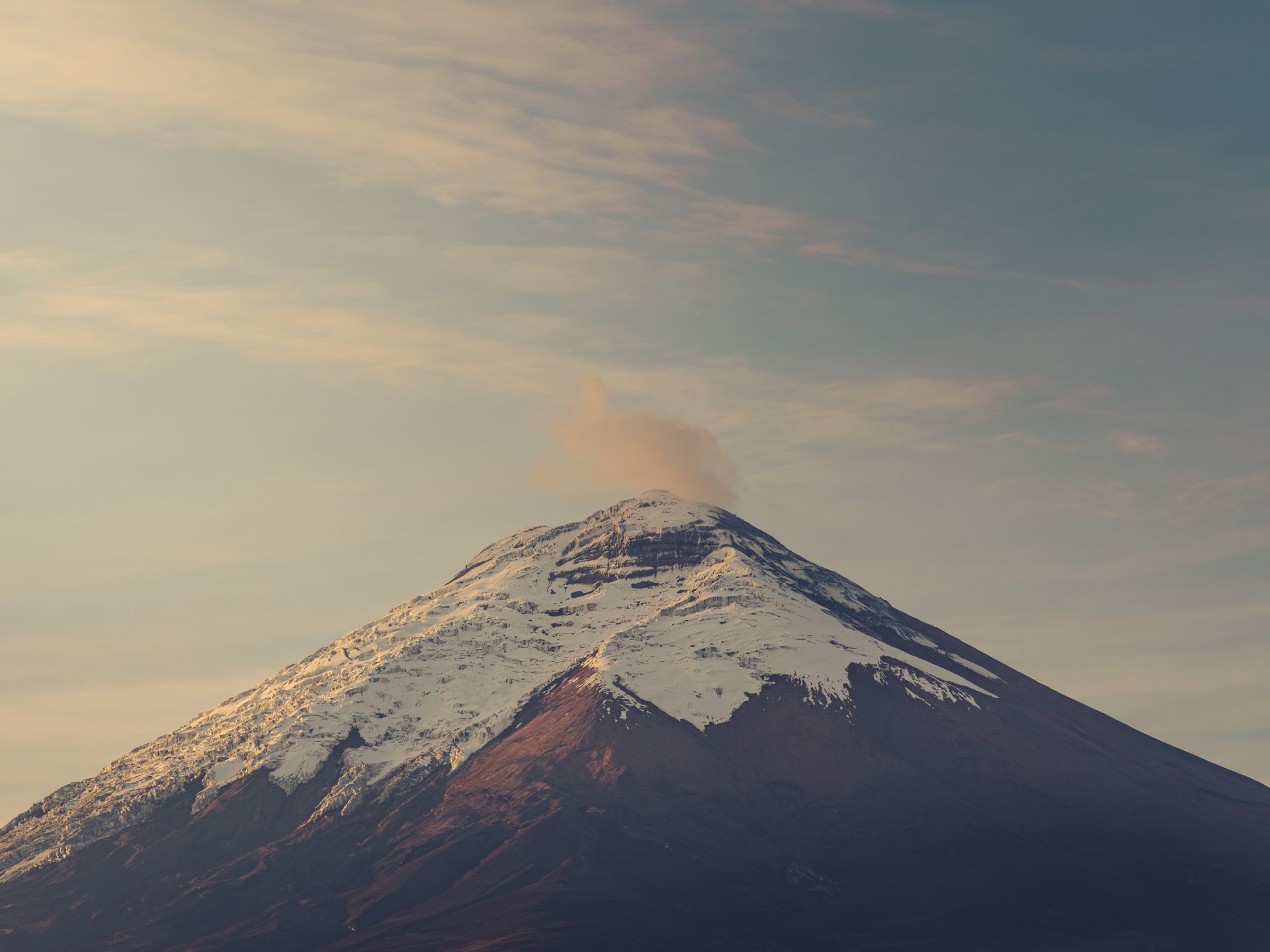 Volcán Cotopaxi durante una excursión de naturaleza