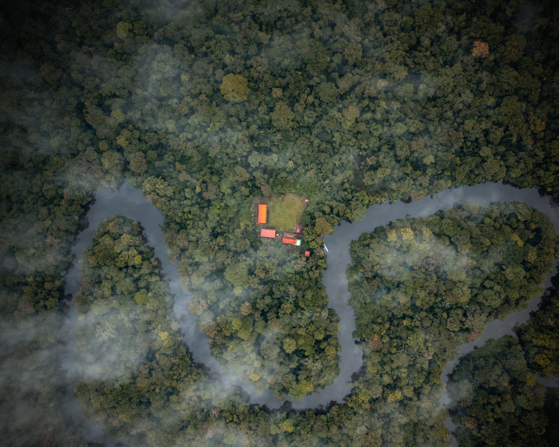 Vista aérea de bosque y río en la Amazonía ecuatoriana