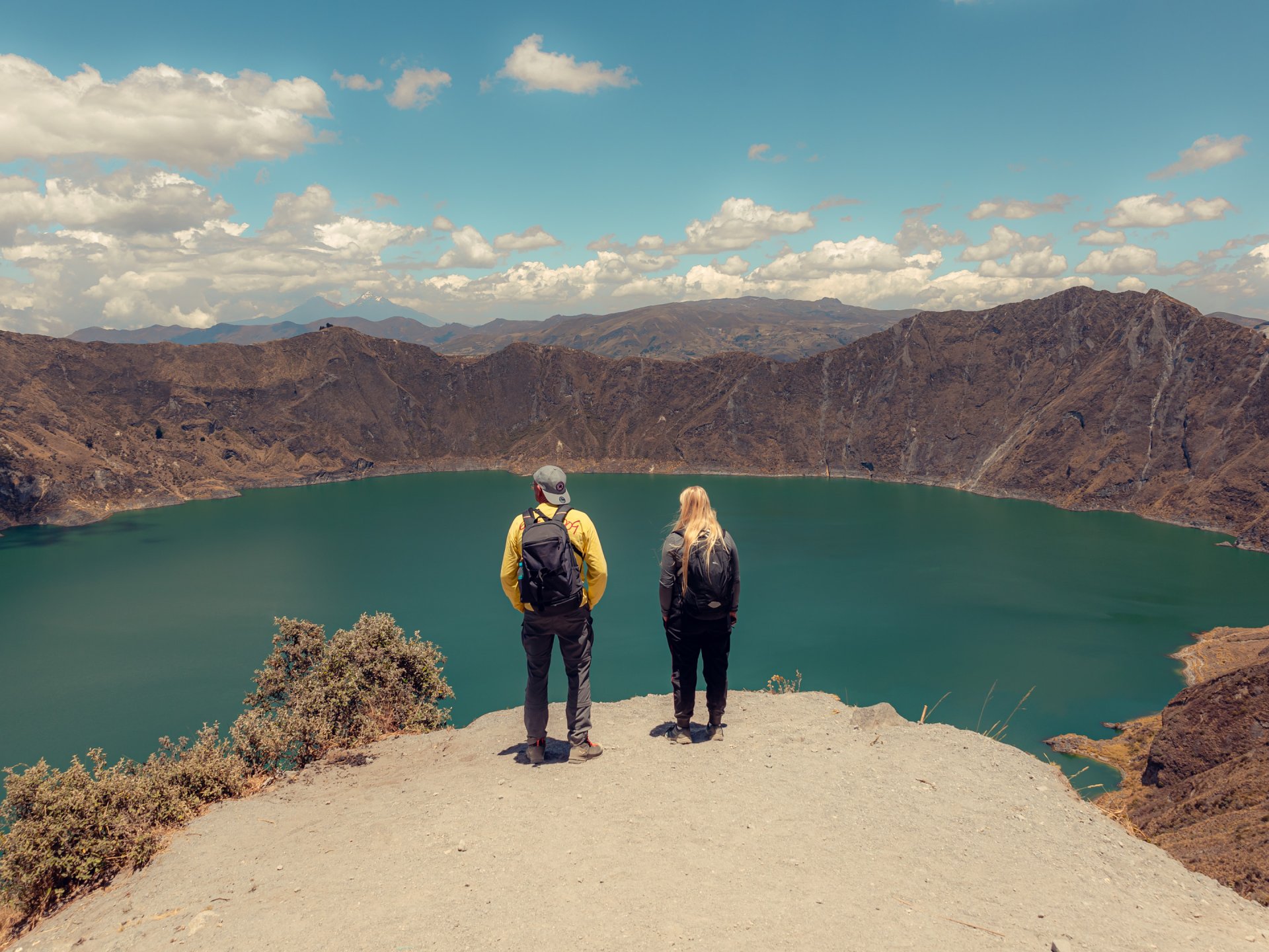Caminantes contemplan la laguna de Quilotoa