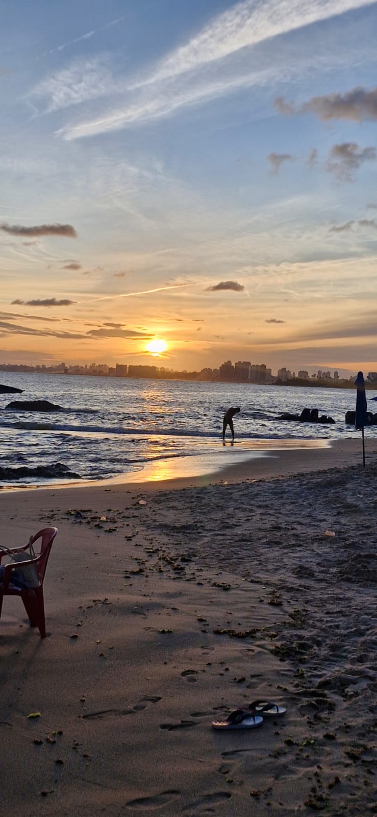 Playa al atardecer en una fotografía de excursiones de Express Receptivo & Turismo