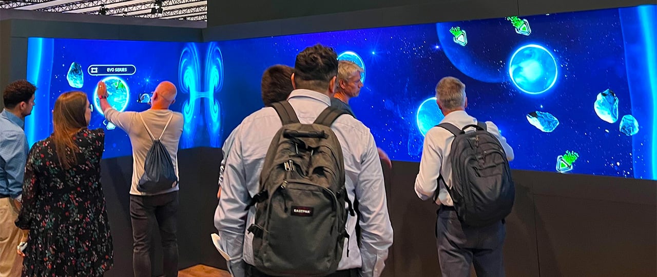 Besucher nutzen eine interaktive MultiTouch-Installation