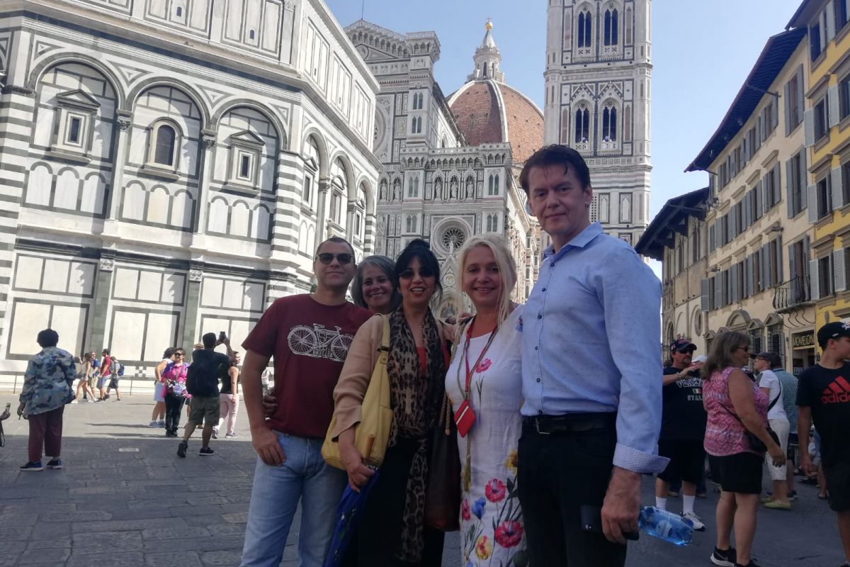 Grupo con guía durante un paseo por el centro de Florencia