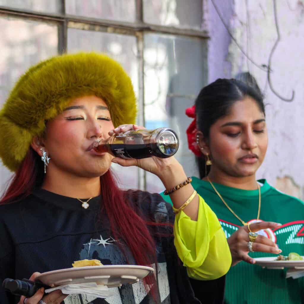 Participantes degustan una bebida durante una experiencia gastronómica de Food Hood