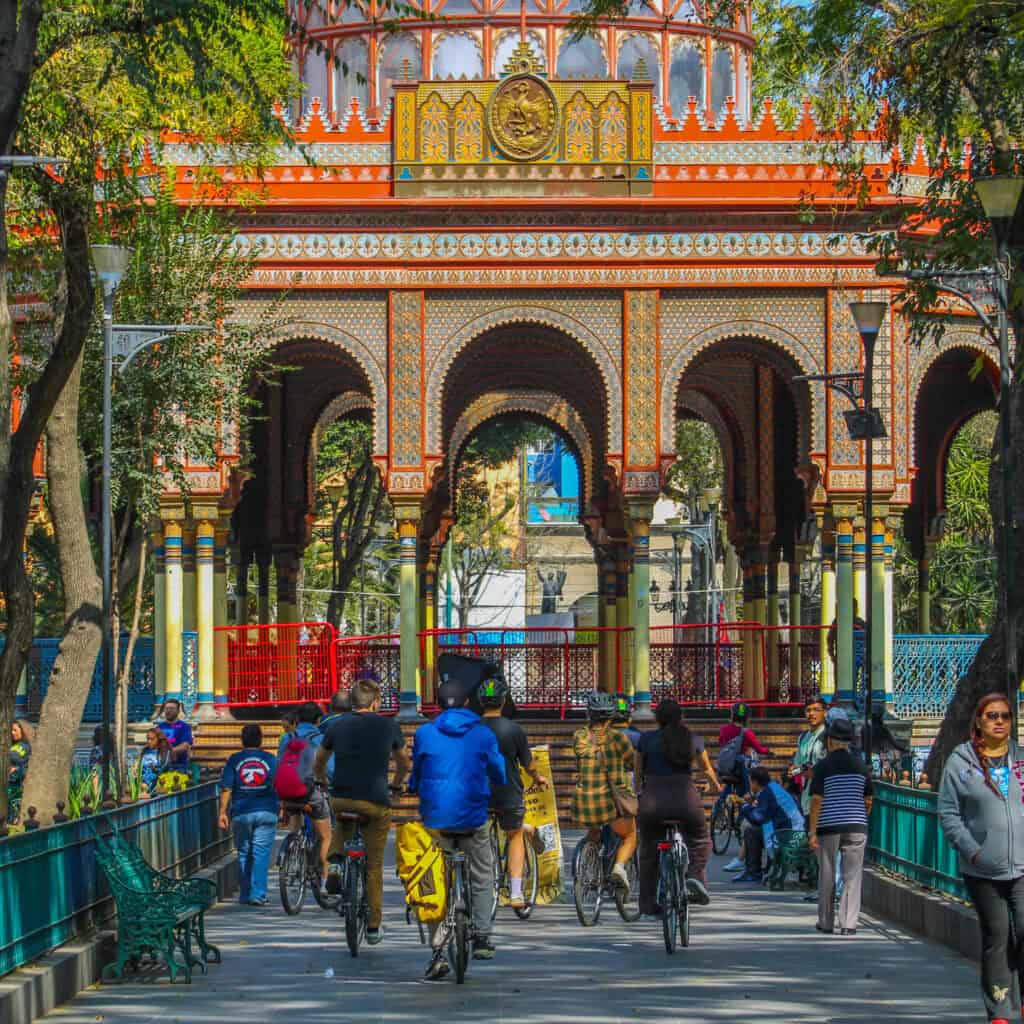 Ciclistas frente a un mercado tradicional incluido en una ruta de Food Hood