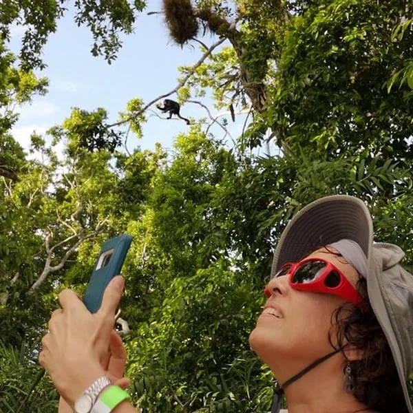 Participante observa aves durante una actividad de naturaleza