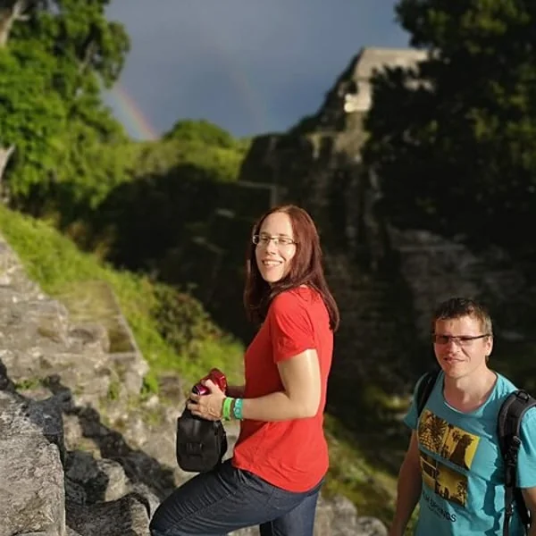 Visitantes recorren un complejo arqueológico durante una excursión