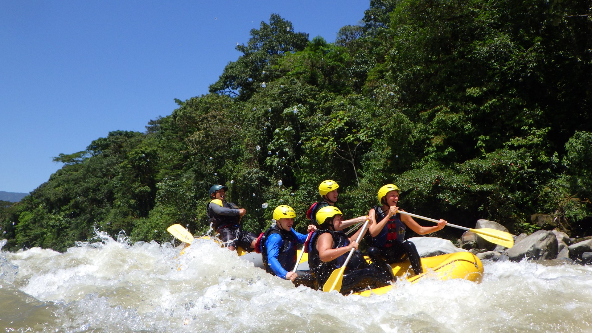 Grupo de visitantes participa en rafting con Geotours en Ecuador