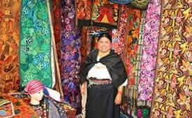 Escena de artesanía y tejido tradicional ecuatoriano