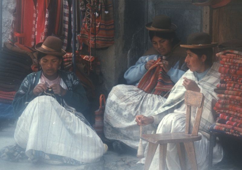 Vendedores de textiles tradicionales en La Paz, imagen de Hi Bolivia