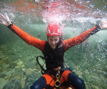 Visitante realiza canyoning en una cascada de Cashaurco