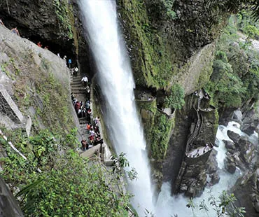 Cascada Pailón del Diablo en la Ruta de las Cascadas