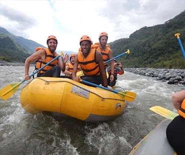 Grupo de viajeros durante una salida de rafting en el río Pastaza