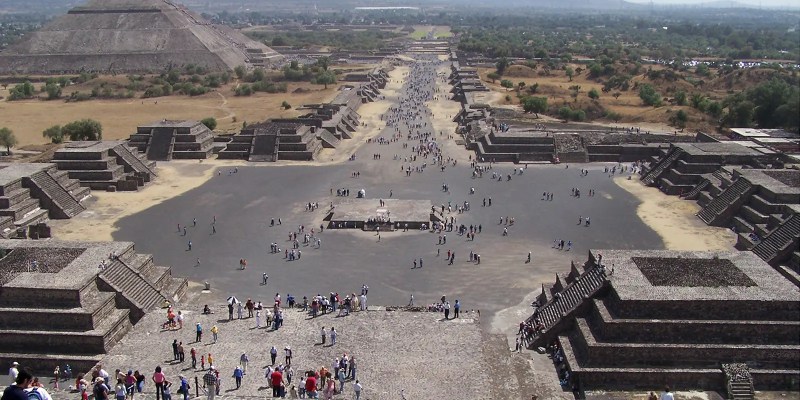 Vista de la zona arqueológica de Teotihuacán en una excursión de Kactus