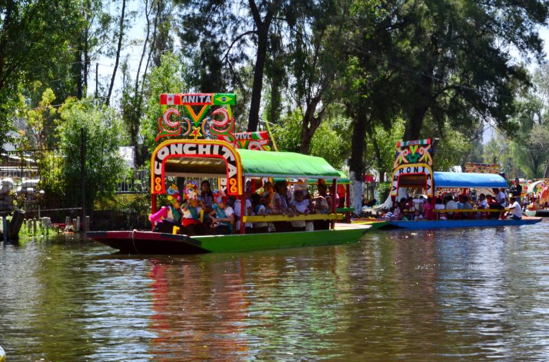 Trajinera en los canales de Xochimilco, destino de una experiencia de Kactus