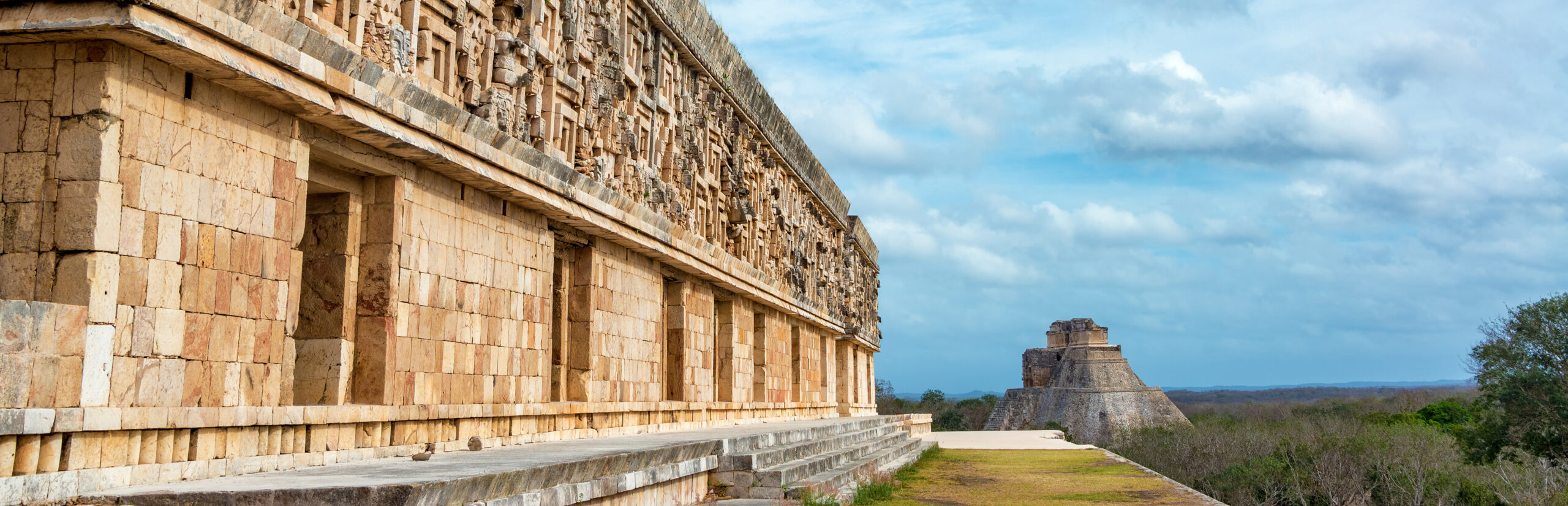 Fachada de piedra de Uxmal, una de las zonas arqueológicas incluidas en las rutas de Kuxtal Tours