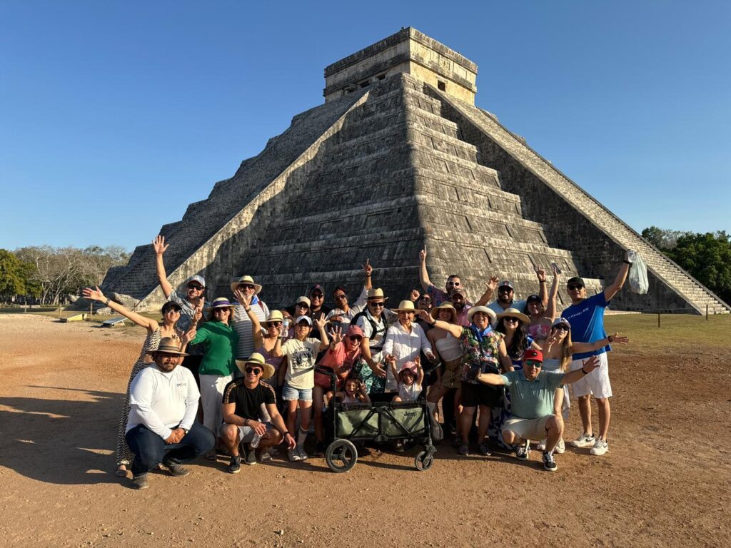 Grupo de viajeros frente a la pirámide de Chichén Itzá en una excursión de Kuxtal Tours