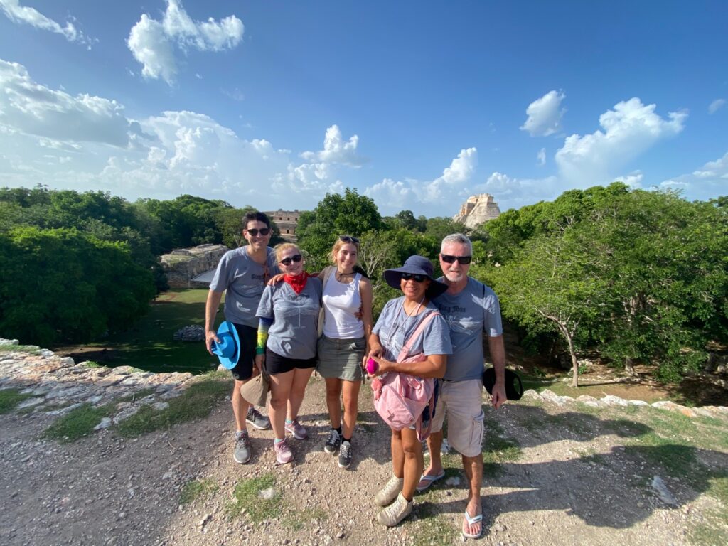Viajeros en un recorrido por un sitio arqueológico de la península de Yucatán