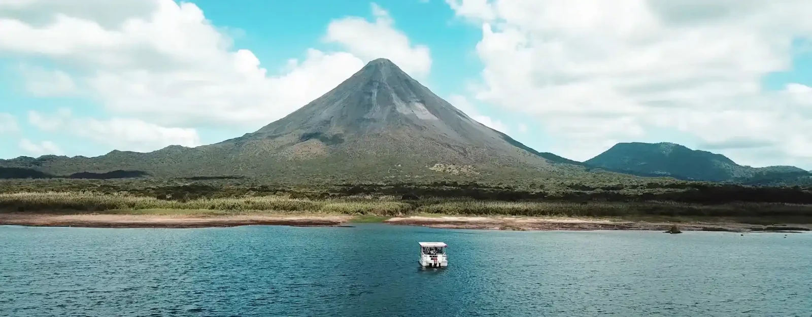 Navegación por el lago Arenal en una experiencia de Fortuna Expeditions