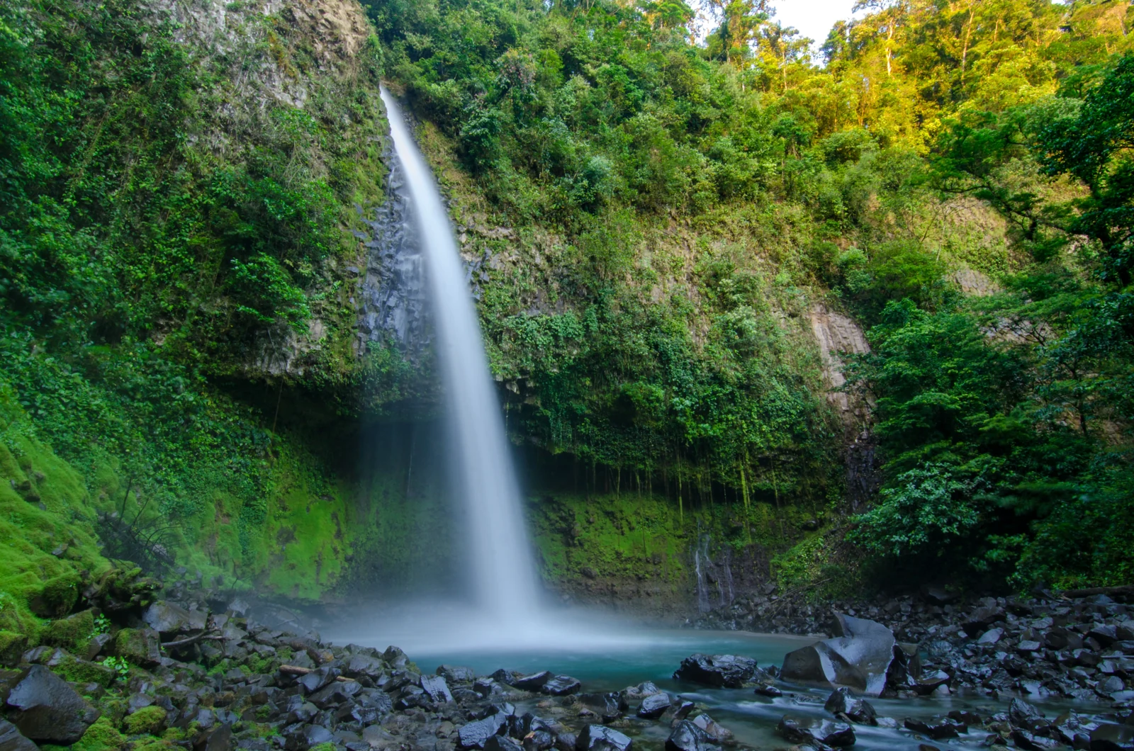 Catarata La Fortuna, destino de una de las caminatas guiadas de la agencia
