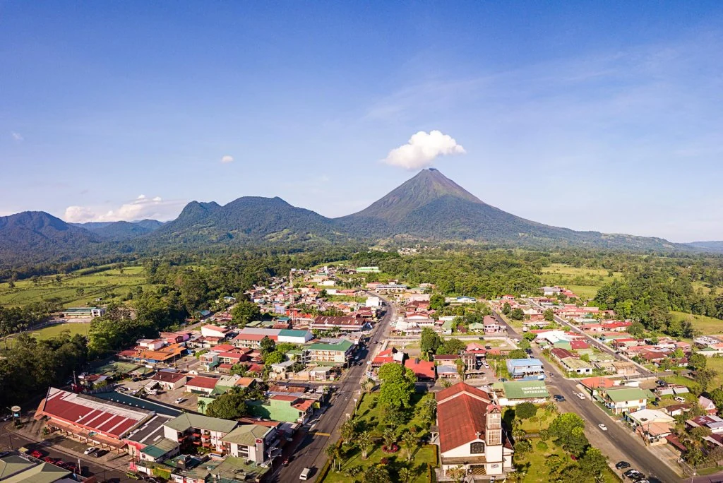 Vista de La Fortuna y el volcán Arenal desde una excursión de Jacamar