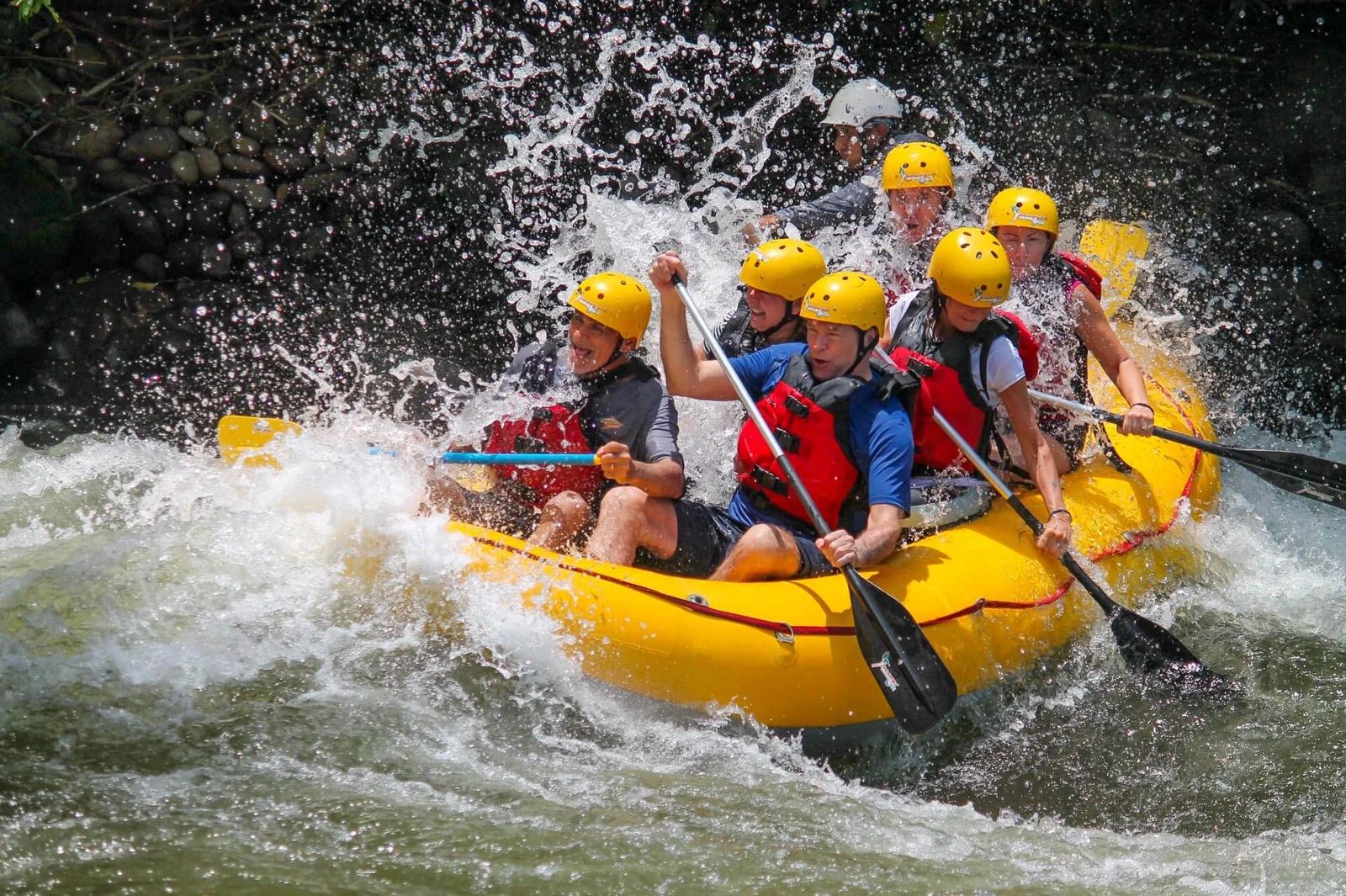 Grupo de viajeros practica rafting con Jacamar Naturalist Tours