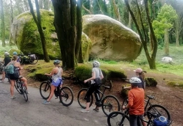 Grupo con bicicletas eléctricas en una excursión a Sintra