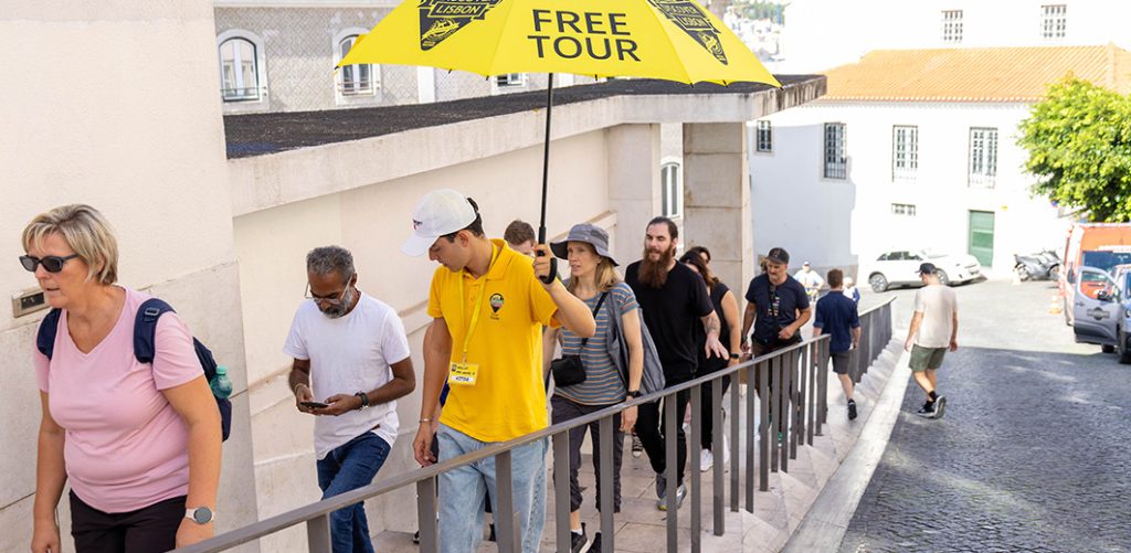 Grupo guiado a pie por las calles de Alfama