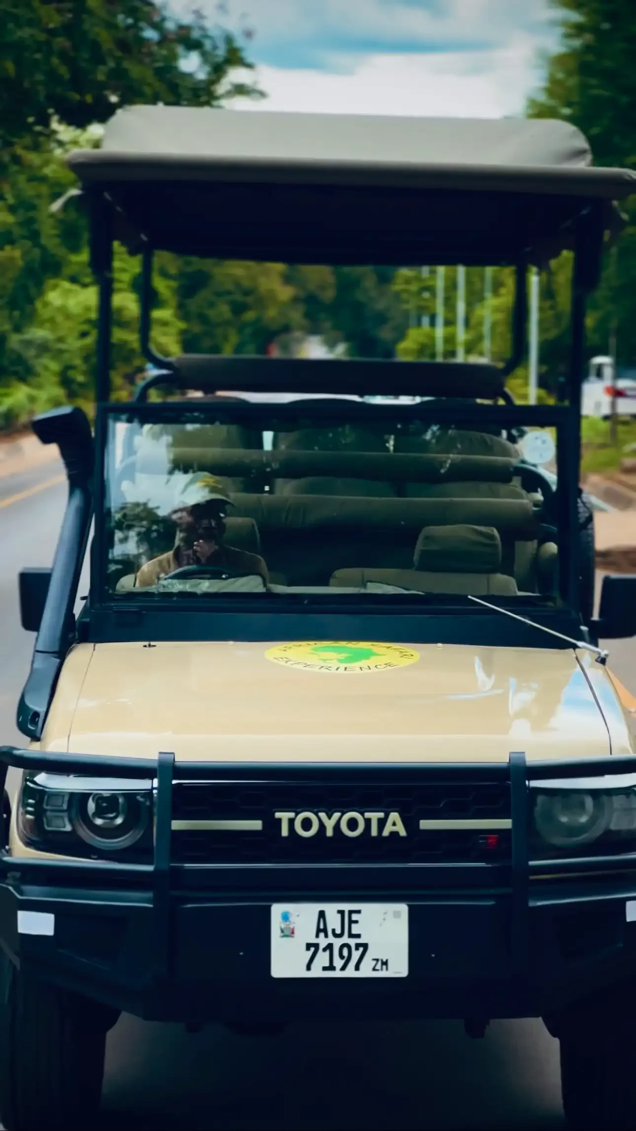 Vehículo en un safari anunciado por African Safari Experience.