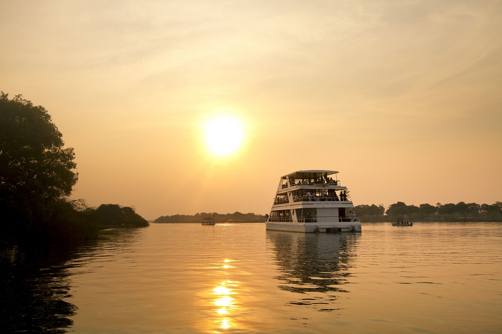 Crucero de puesta de sol por el río Zambezi.