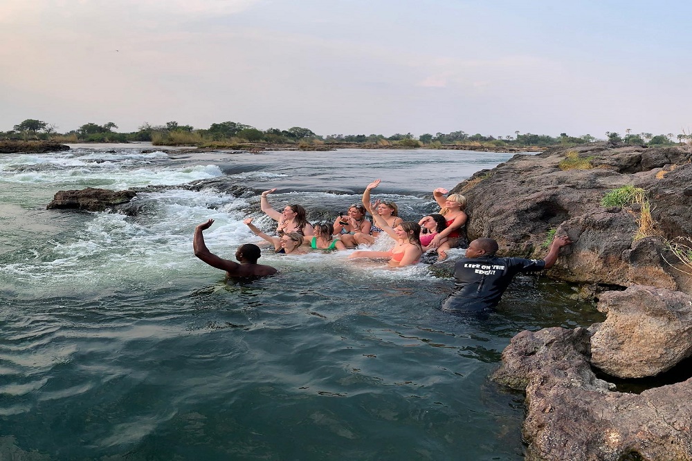 Piscina natural junto a las cataratas Victoria; actividad estacional sujeta a condiciones.