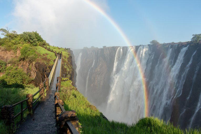 Arcoíris sobre las cataratas Victoria, destino de las visitas guiadas de Maano.