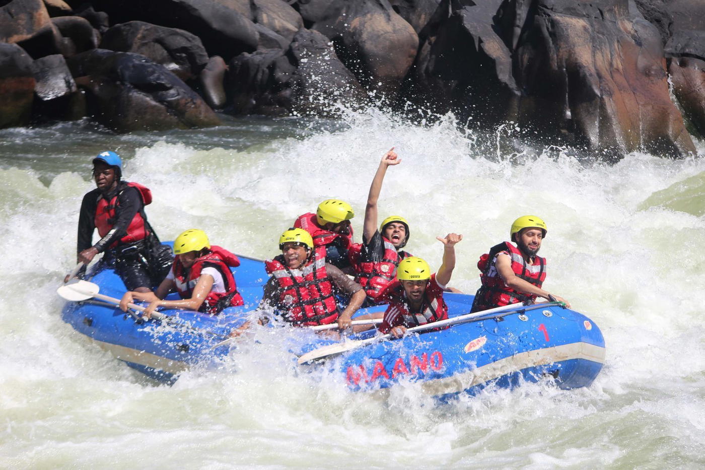 Rafting de aguas bravas en el río Zambezi, actividad destacada de Maano Adventures.