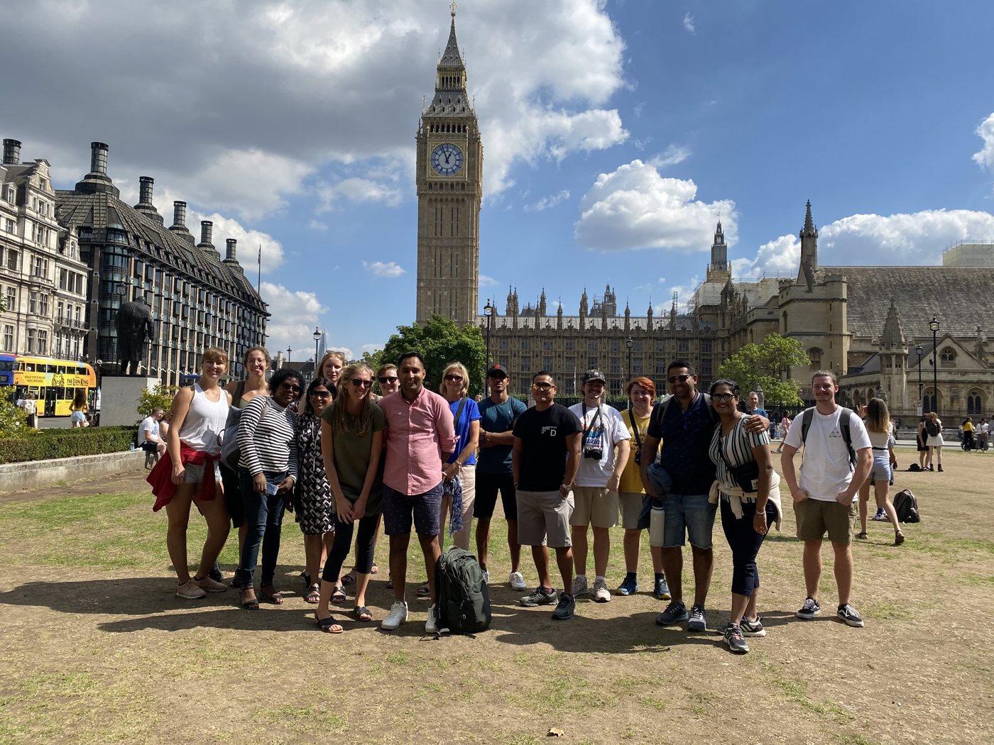 Visitantes en un recorrido junto a Big Ben publicado por London with a Local Tours